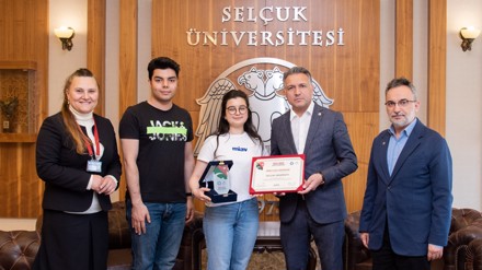 Uluslararası yarışmada kazandıkları ödül ile Rektör Aksoy’u ziyaret ettiler